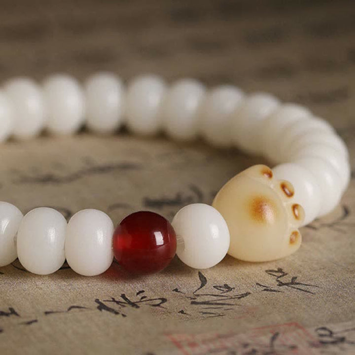Bodhi Armband mit rotem Granat Perle weiße Katze Charm elegant