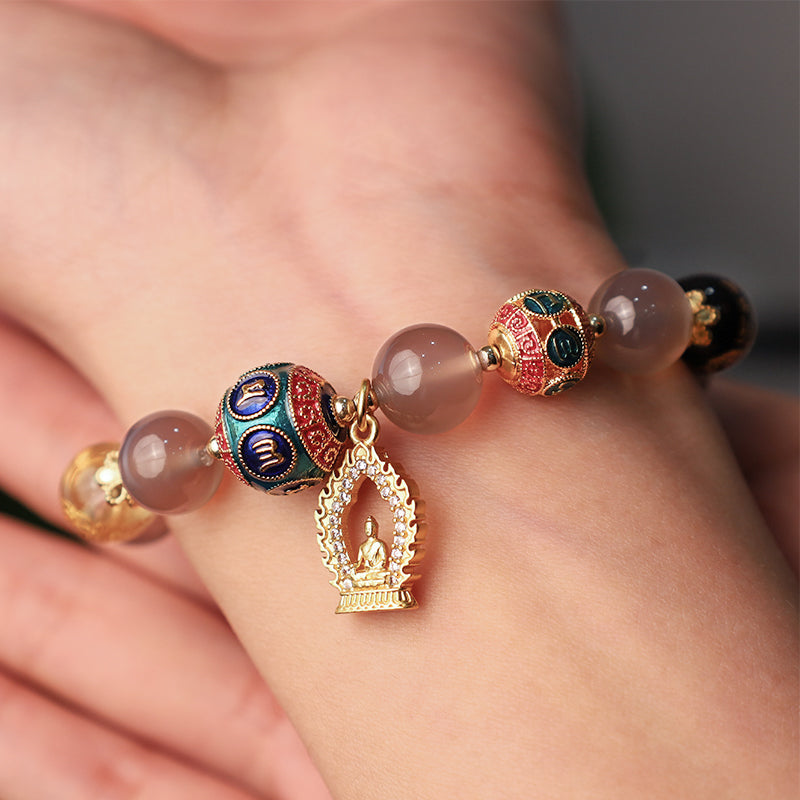 Achat Armband mit Buddha Anhänger am Handgelenk getragen elegant