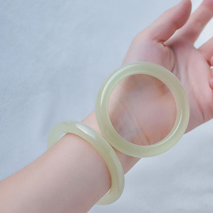 Jade Armband Fülle elastisch am Handgelenk helles Grün Naturstein