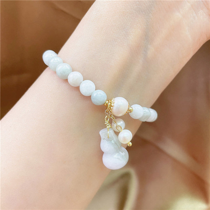 Jade Armband mit weißen Perlen und Anhänger elegant getragen
