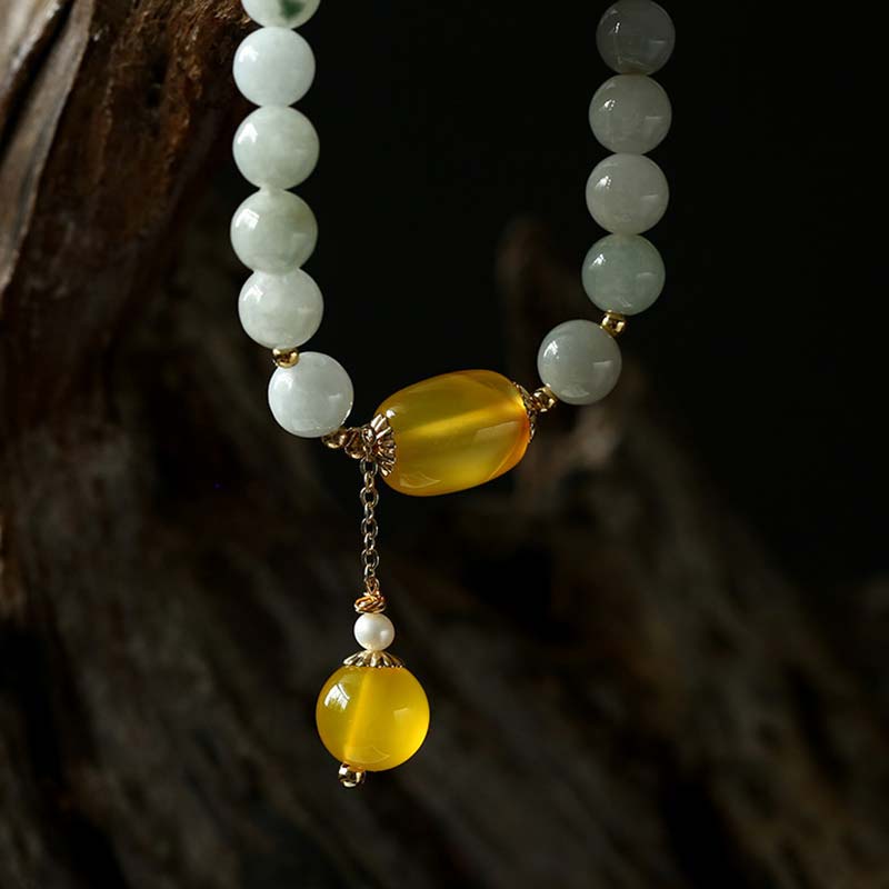 Armband Weiße Jade Achat mit gelbem Bernstein Anhänger elegant.