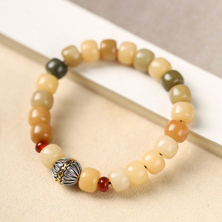 Bodhi-Perlen Armband mit silbernem Om-Anhänger elegant arrangiert