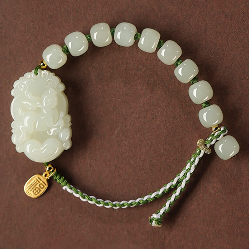 Jade Armband mit Glücksanhänger und grünem Seidenfaden eleganz