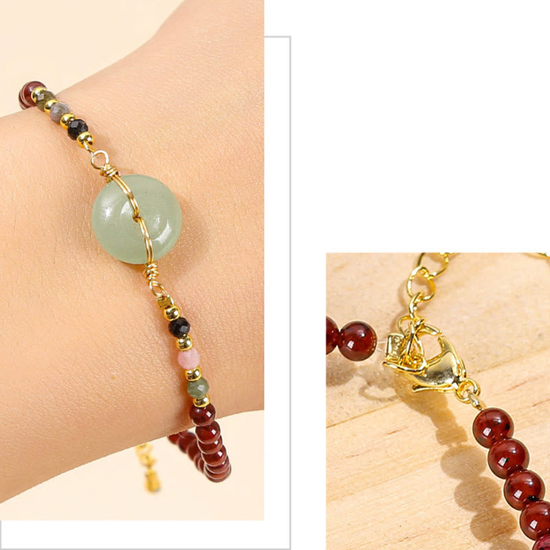 Armband Granat Frieden Ruhe grüner Stein eleganter Schmuck Handgelenk getragen
