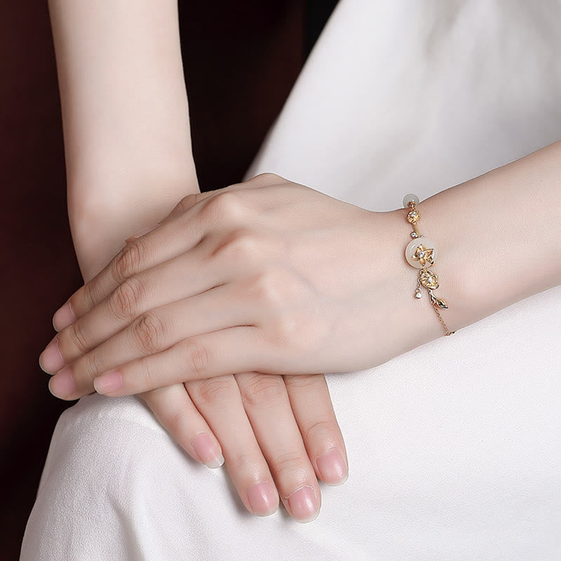 Goldenes Lotus-Armband 925 Silber Jade am Handgelenk getragen elegant