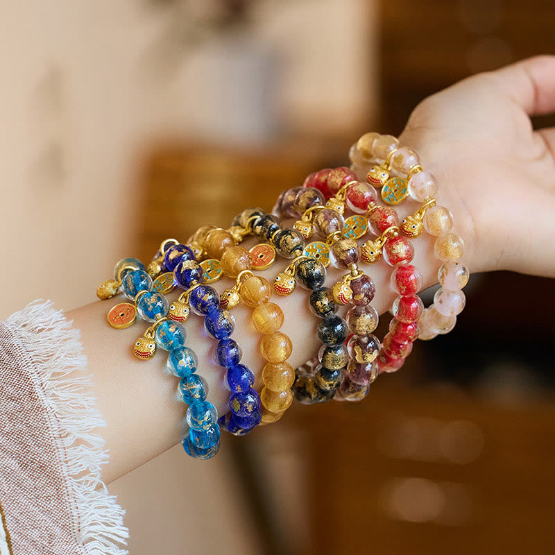 Mehrfarbige Kristall Armbänder mit Kupfer Verschlüssen am Handgelenk getragen.