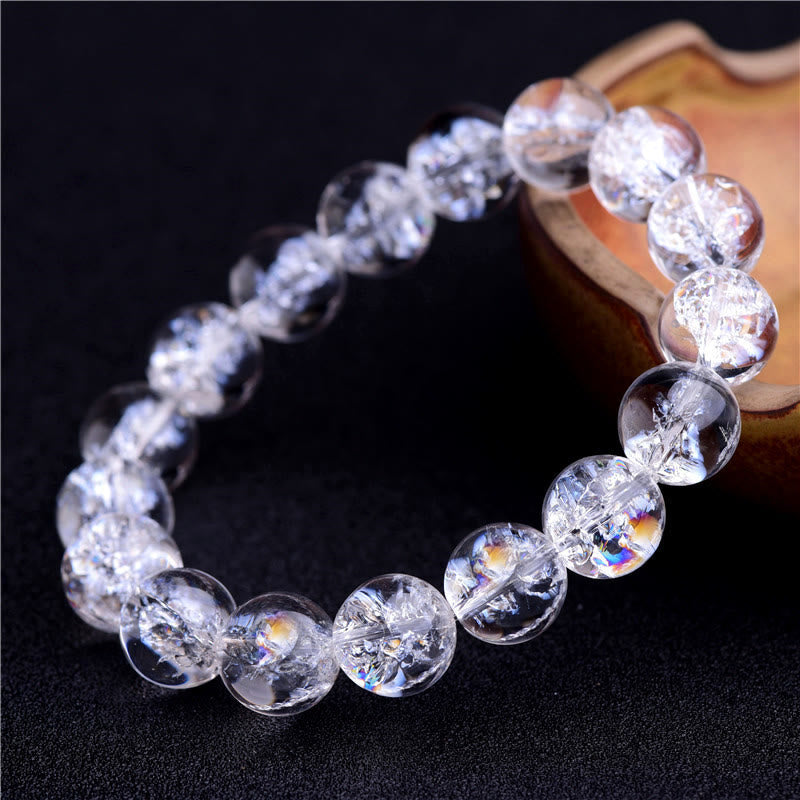 Armband Weißer Kristall – Schutz & Heilung am Handgelenk getragen transparent glänzend