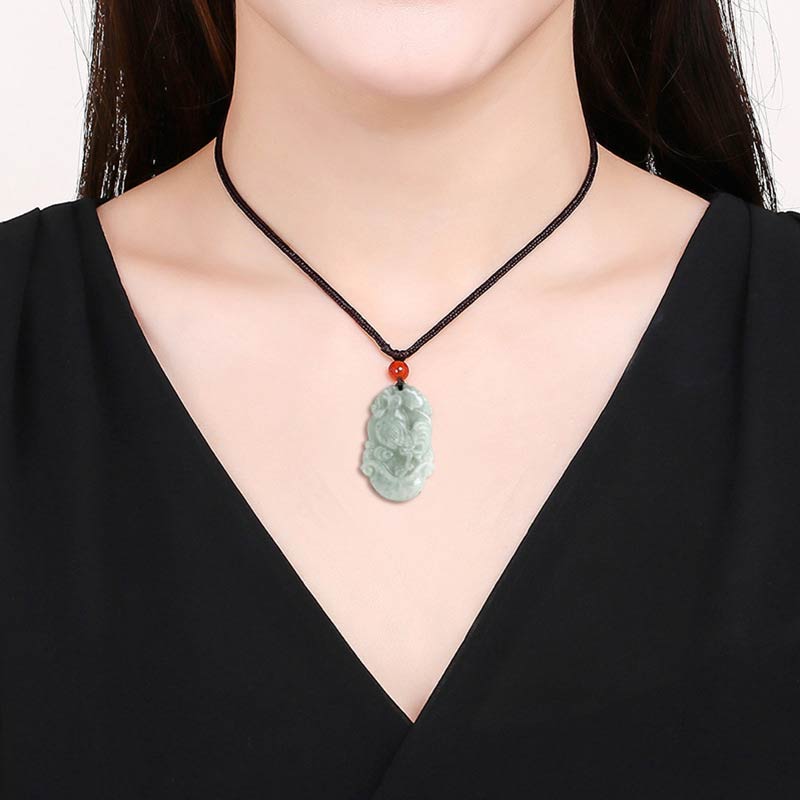 Jade Kette mit Drachen-Anhänger grün schwarzes Lederband getragen
