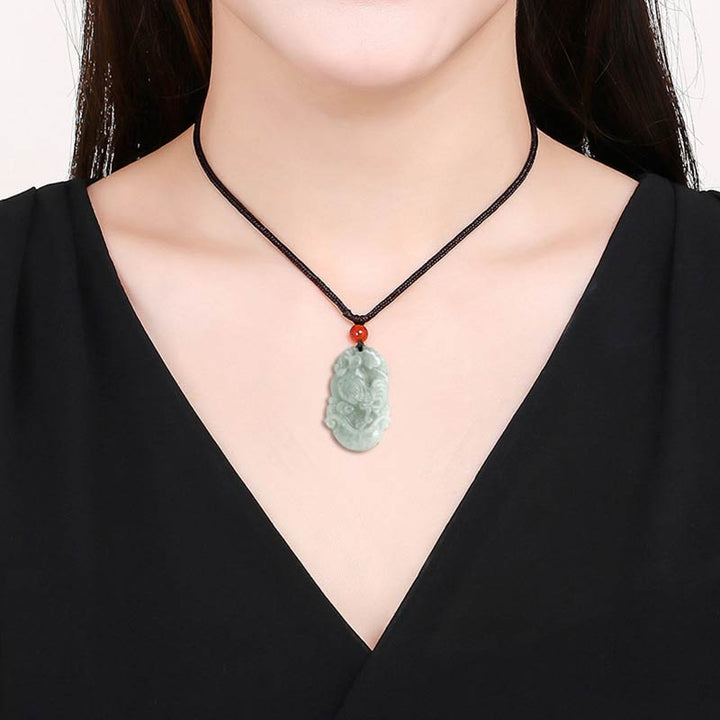 Jade Kette mit Drachen-Anhänger grün schwarzes Lederband getragen