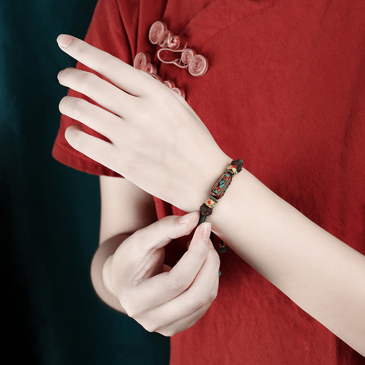 Armband Türkis Om Mani Padme Hum – Stärke eleganter Perlen Schmuck getragen