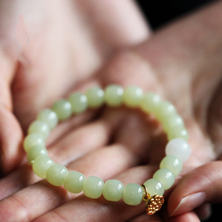 Jade Lotus Armband grünes Naturstein elastisch am Handgelenk getragen