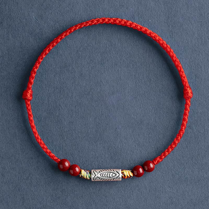 Rotes Seidenarmband mit Silber und Perlen eleganter Schmuck.