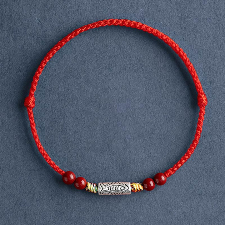 Rotes Seidenarmband mit Silber und Perlen eleganter Schmuck.