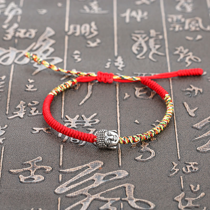Rotes buntes geflochtenes Armband mit Buddha Charm Knoten