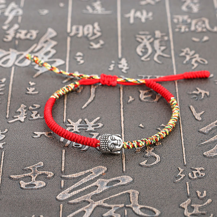 Rotes buntes geflochtenes Armband mit Buddha Charm Knoten