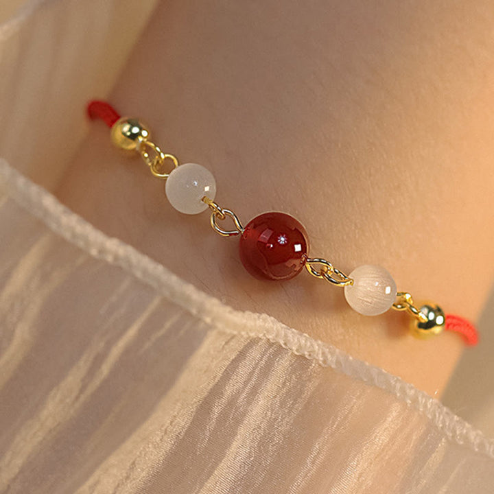 Armband Roter Achat mit Perlen goldfarben am Handgelenk getragen elegant