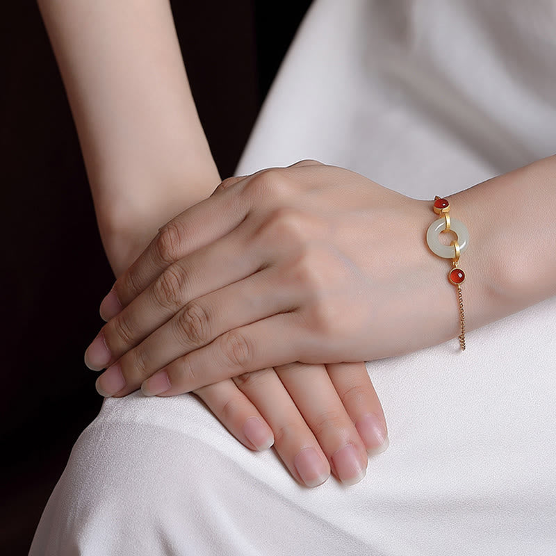 Armband 925 Silber Roter Achat am Handgelenk getragen eleganter Look