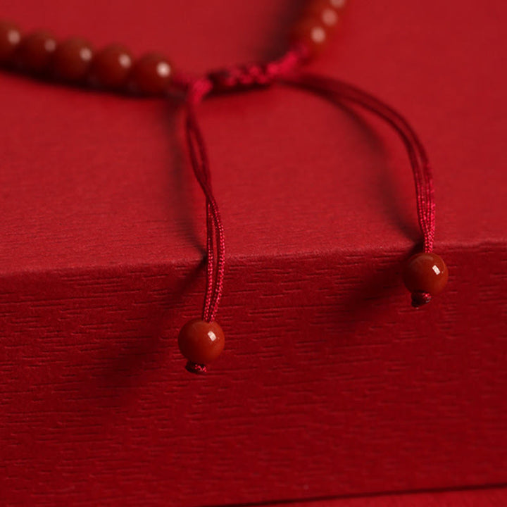 Armband Roter Achat Jade – Frieden mit roten Perlen elastisch getragen