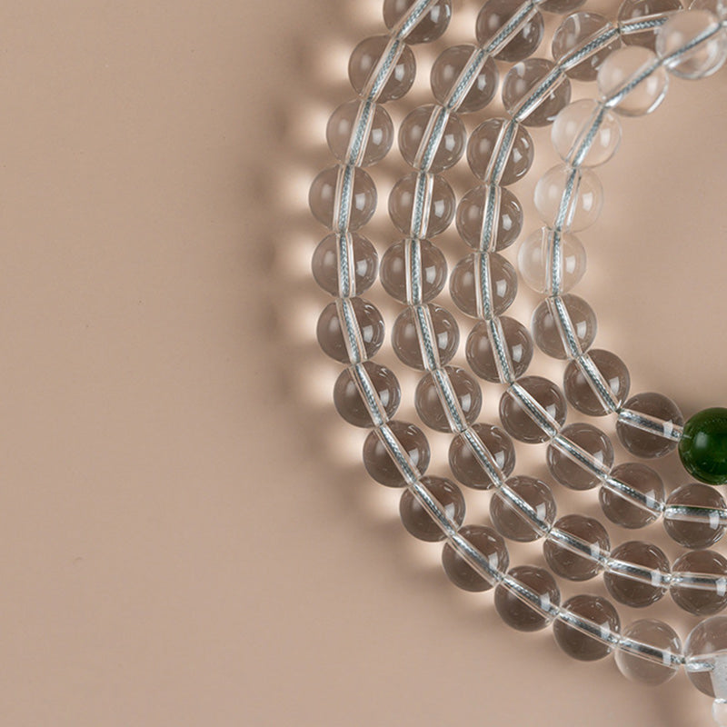 Mala 108 Perlen Weißer Kristall Jade Armband mit grünem Stein hängend