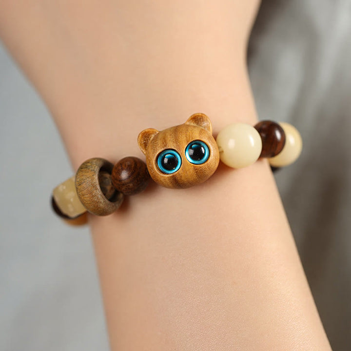 Sandelholz Katzen Armband mit blauen Augen elastisch Handgelenk getragen