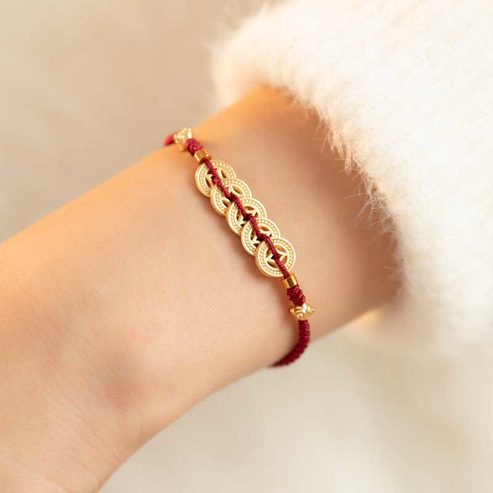 Rotes Armband Kupfer – Glück & Stärke mit goldenem Ornament Handgelenk