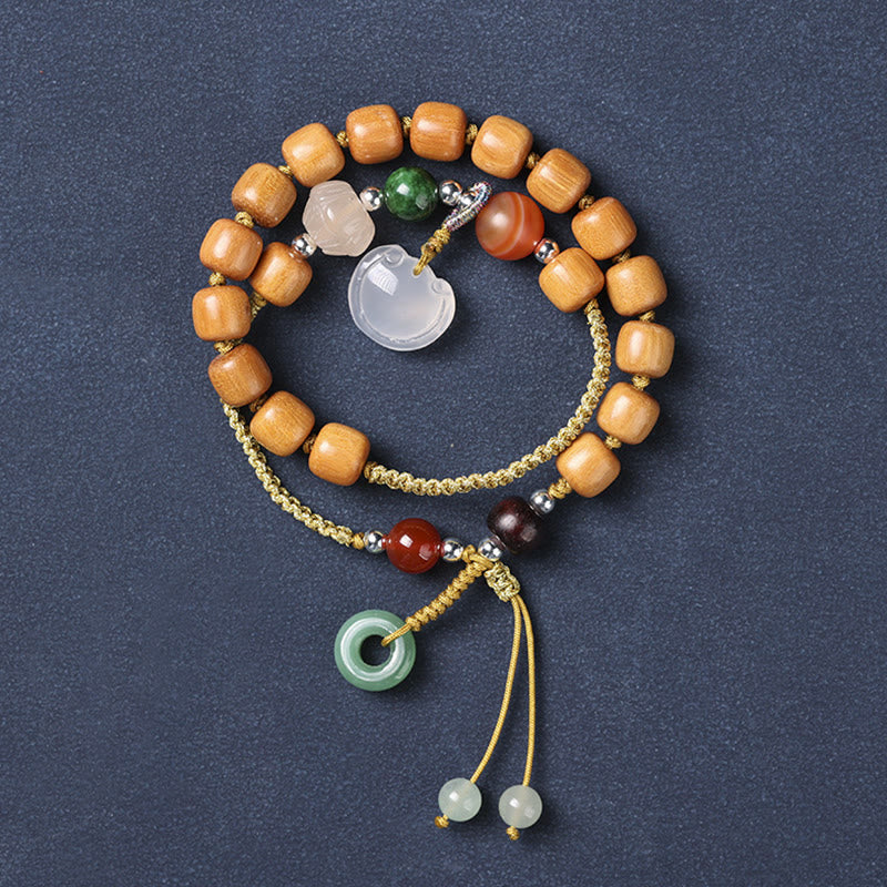 Armband Sandelholz – Frieden & Energie mit grünem Jade Anhänger.