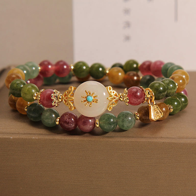 Buntes Tourmaline Jade Armband mit goldenem Blumen-Anhänger elegant.