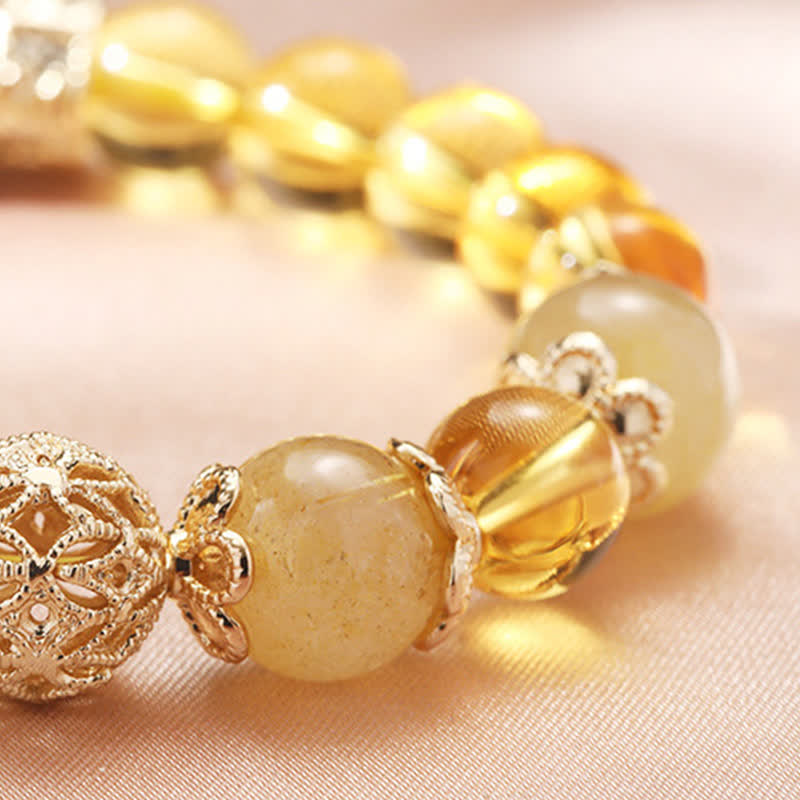 Armband Citrin – Wohlstand mit goldfarbenen Perlen und Metallverzierungen elegantly displayed.