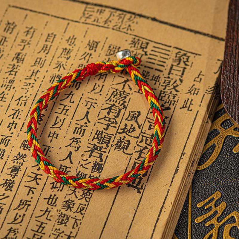 Rotes Armband – Glück & Erfolg auf antiker chinesischer Schrift Flatlays