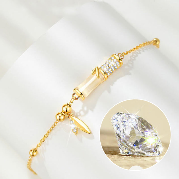 Goldenes Armband mit Diamanten und Kristall auf weißem Hintergrund.