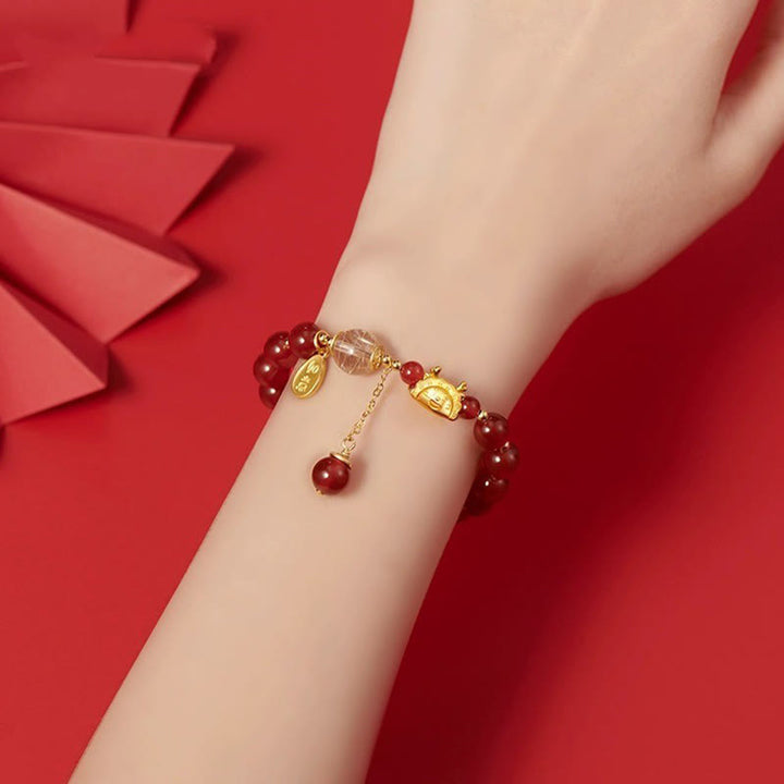 Armband Roter Achat Granat Fu-Zeichen elastisch am Handgelenk getragen
