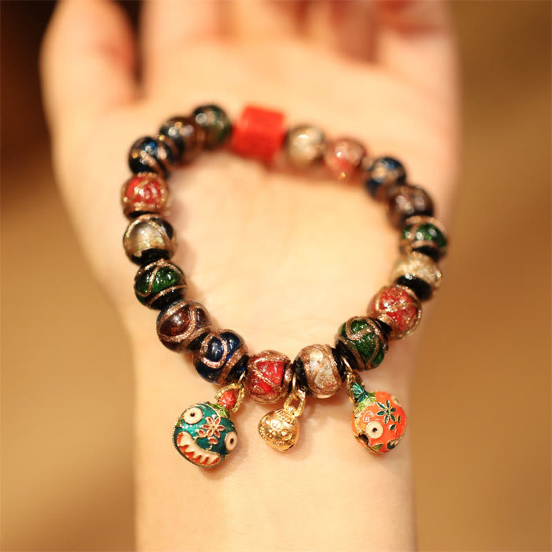 Armband – Wohlstand & Glück mit bunten Perlen und Charms am Handgelenk