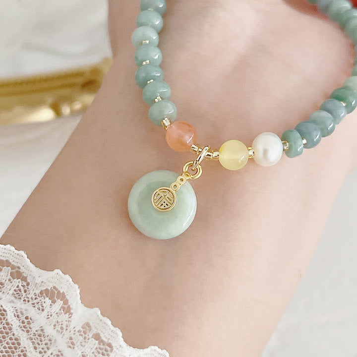 Armband Erdbeerquarz Perle Fu-Zeichen am Handgelenk grüner Jade Stein
