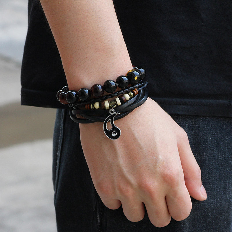 Armband Yin Yang Drachen am Handgelenk, schwarze Perlen Naturstein Leder elegant getragen