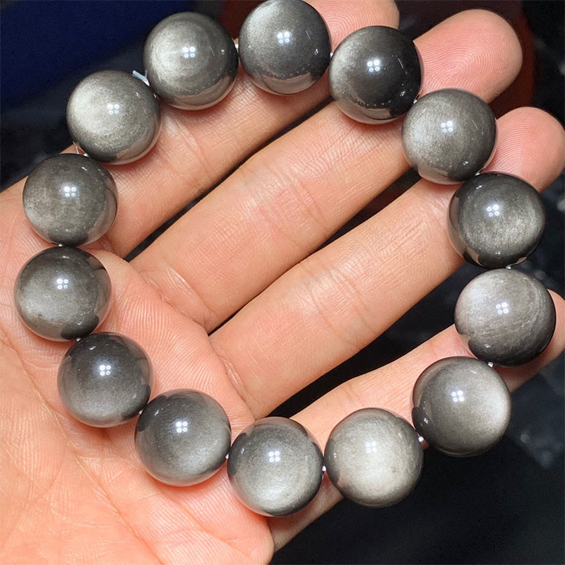 Armband Silber Obsidian Schutz glänzende Perlen auf Hand getragen