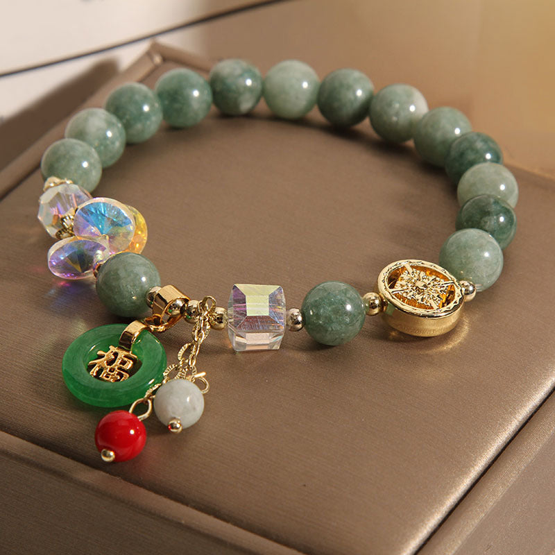 Jade Armband mit Kristallen, goldfarbenen Elementen und grünem Fu-Zeichen Anhänger.