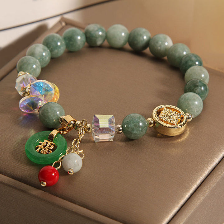 Jade Armband mit Kristallen, goldfarbenen Elementen und grünem Fu-Zeichen Anhänger.