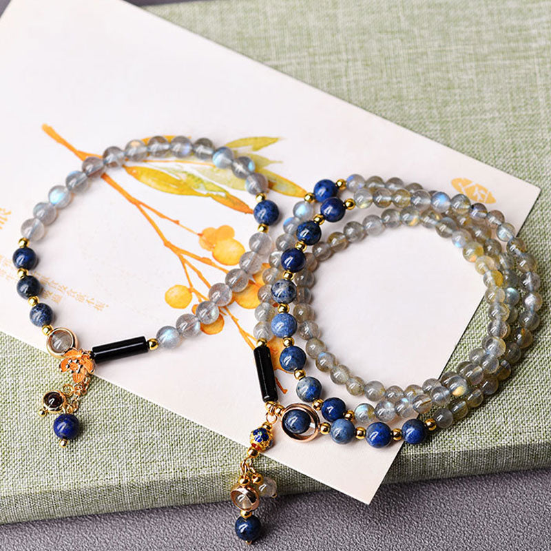 Mondstein Armband mit blauen Perlen und goldenem Schmuck elegant