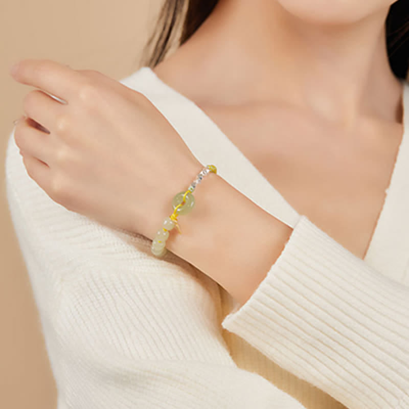 Jade Armband 925 Silber am Handgelenk mit bunten Natursteinen getragen
