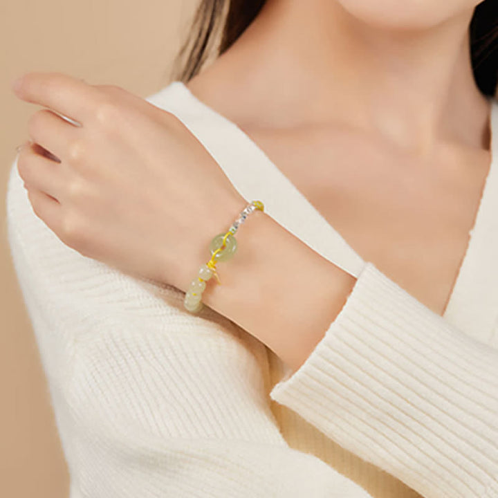 Jade Armband 925 Silber am Handgelenk mit bunten Natursteinen getragen