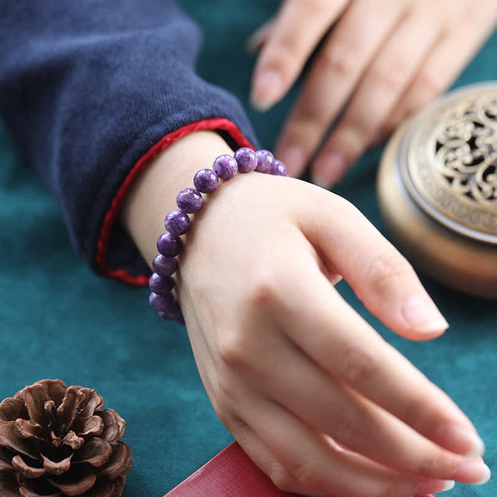 Amethyst Kristall Armband am Handgelenk getragen lila Naturstein elastisch