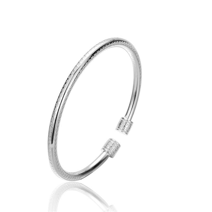Silbernes Armband mit Herzsutra-Gravur, elegantes Design, offenes Ende.
