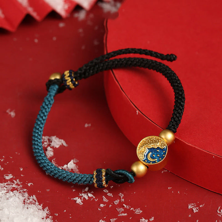 Armband Paar – Glück mit goldenem Mond-Anhänger auf rotem Hintergrund