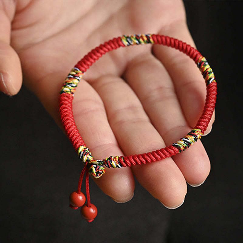 Rotes Armband Fünffarben – Schutz & Glück mit Perlen elastisch getragen