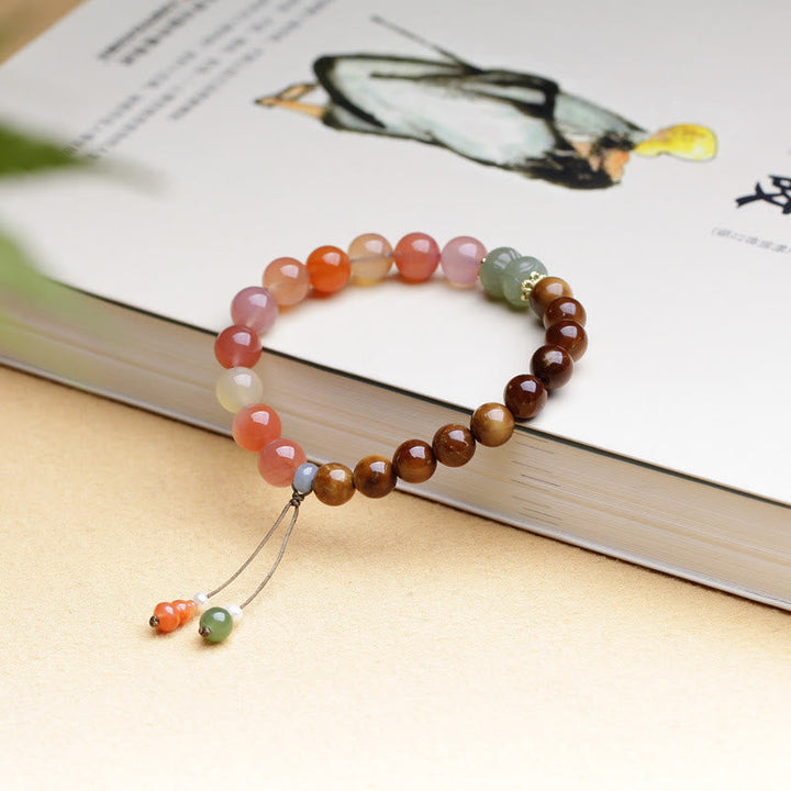 Armband Achat Jade mit bunten Steinen auf Buch liegend elegante Natursteine