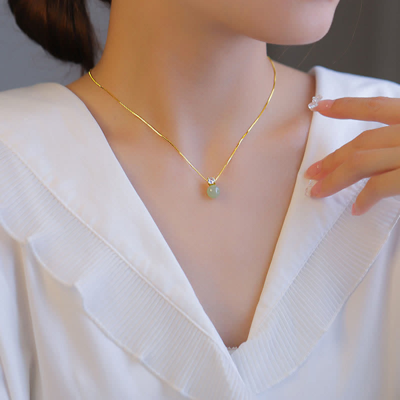 Anhänger Jade Perle Wohlstand Glück goldene Kette getragen