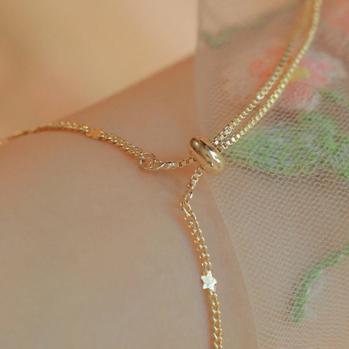 Goldenes Armband – Stärke & Mut & Energie mit Stern-Anhänger am Handgelenk