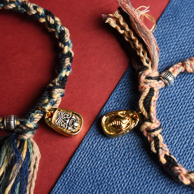 Armband Om Mani Padme Hum – Wohlstand & Frieden mit goldenem Anhänger Handgelenk.