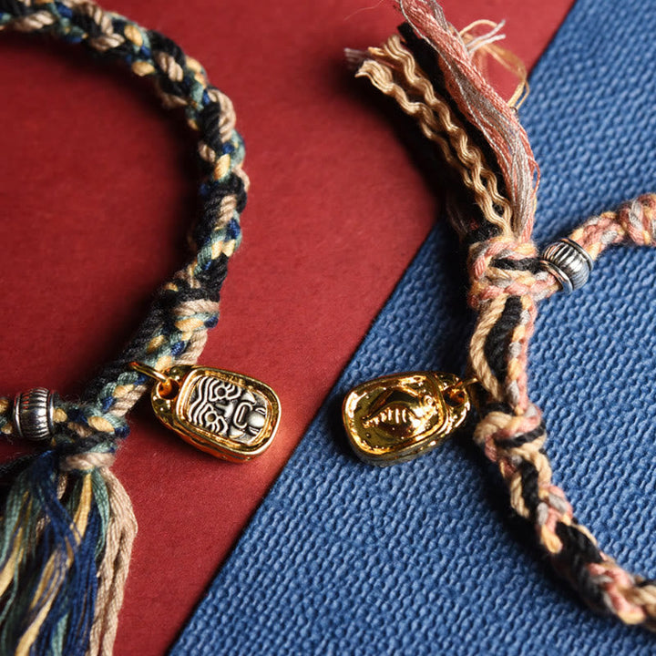 Armband Om Mani Padme Hum – Wohlstand & Frieden mit goldenem Anhänger Handgelenk.