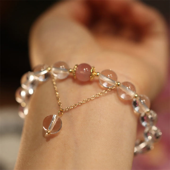 Elegantes Kristallarmband mit Perlen und Anhänger am Handgelenk getragen.